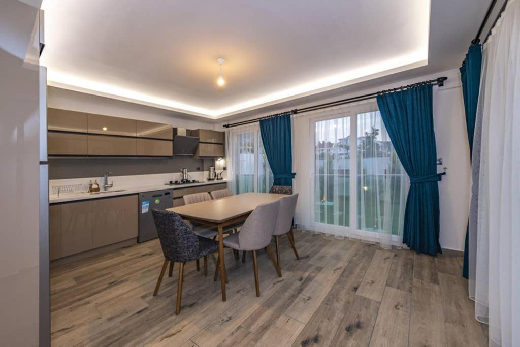 Bella- 4 Bedroom Holiday Villa In Oludeniz フェティエ エクステリア 写真