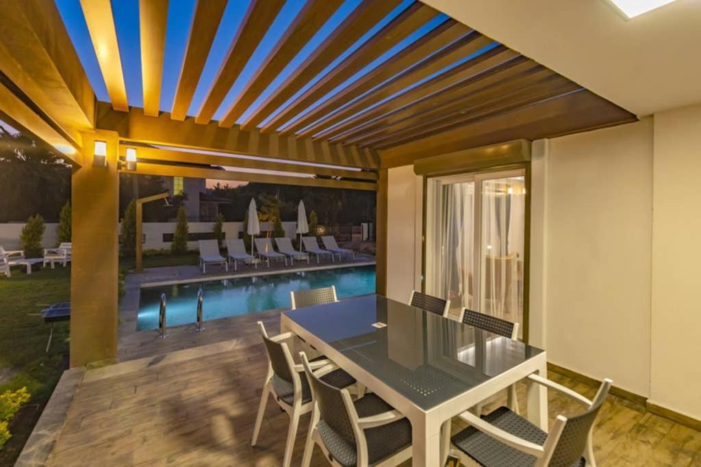 Bella- 4 Bedroom Holiday Villa In Oludeniz フェティエ エクステリア 写真